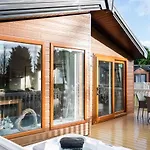 Kinship Lodge With Hot Tub